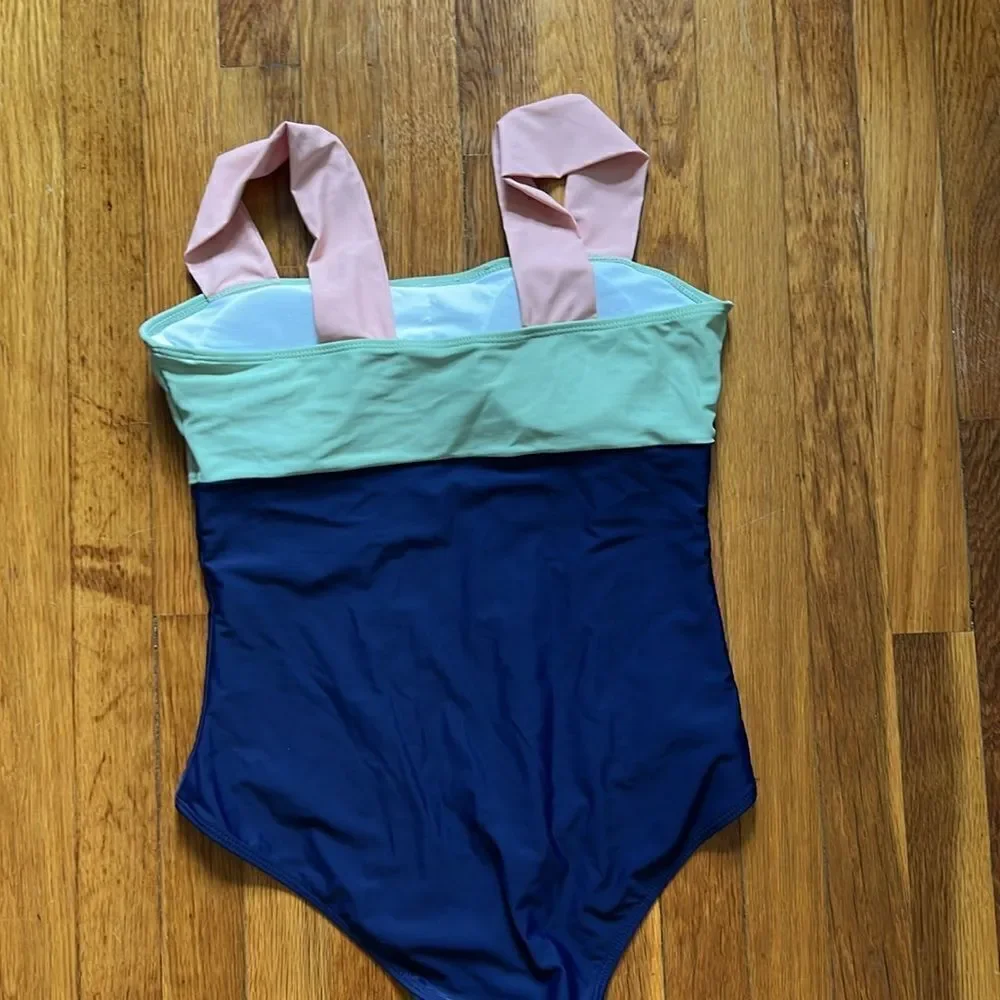 Color block one piece - Picture 3 of 3